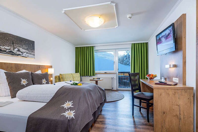 Doppelbett, Schlafcouch und Balkon im Hotel Schlossberg