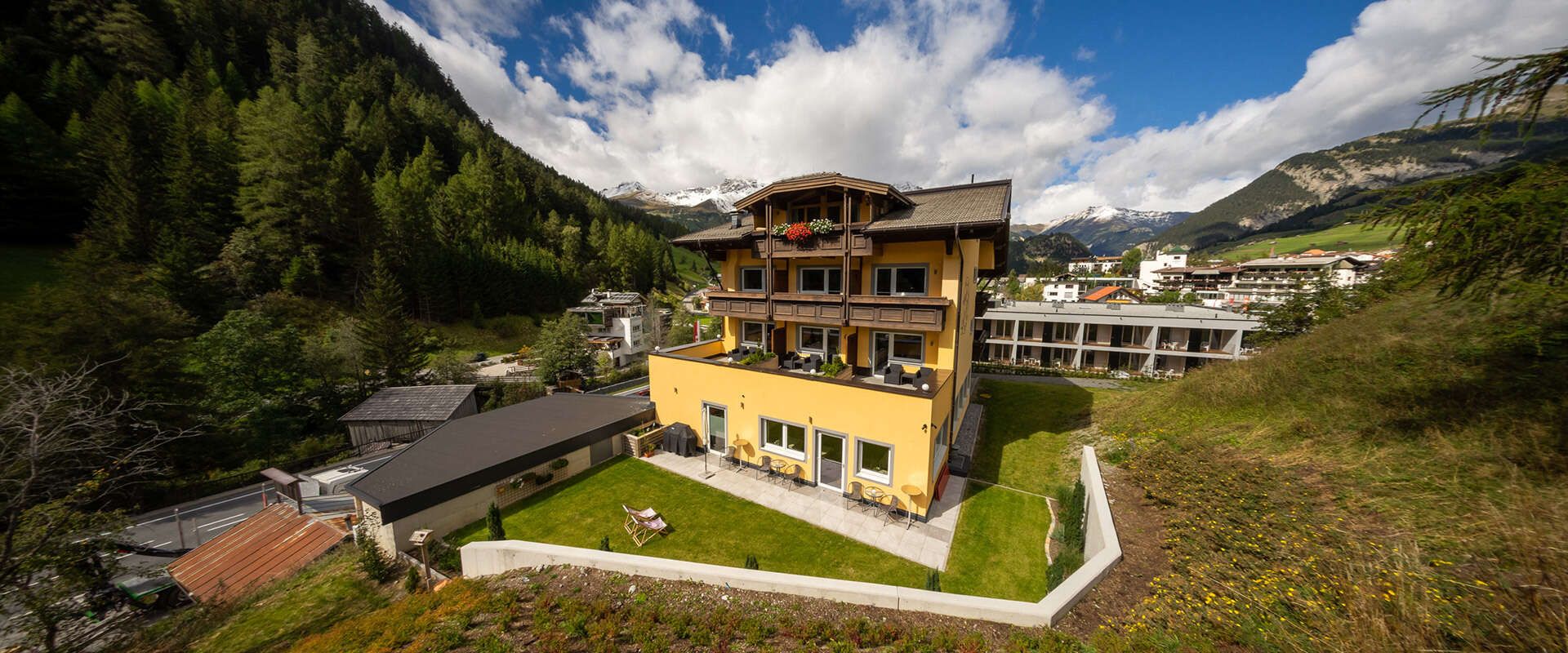 Gartenansicht vom Hotel Das Schlossberg in Nauders 