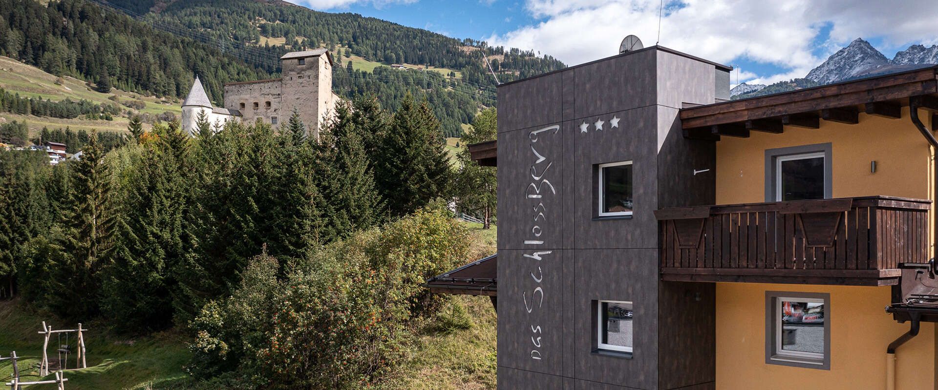 Hotel Das Schlossberg in Nauders mit Ausblick auf das Schloss Naudersberg