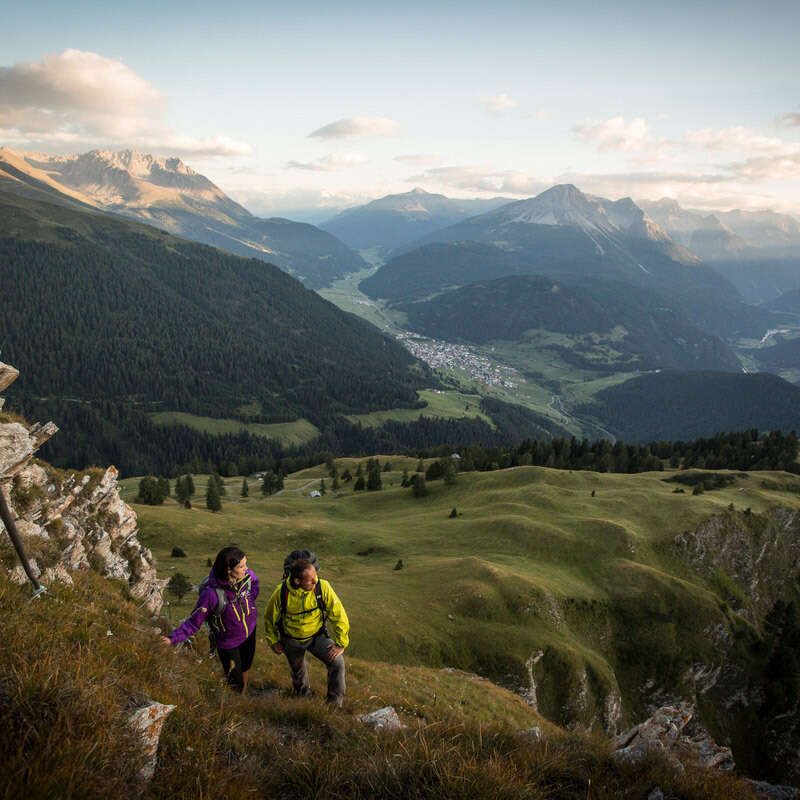 Wandern auf dem Edelweißsteg in Tirol