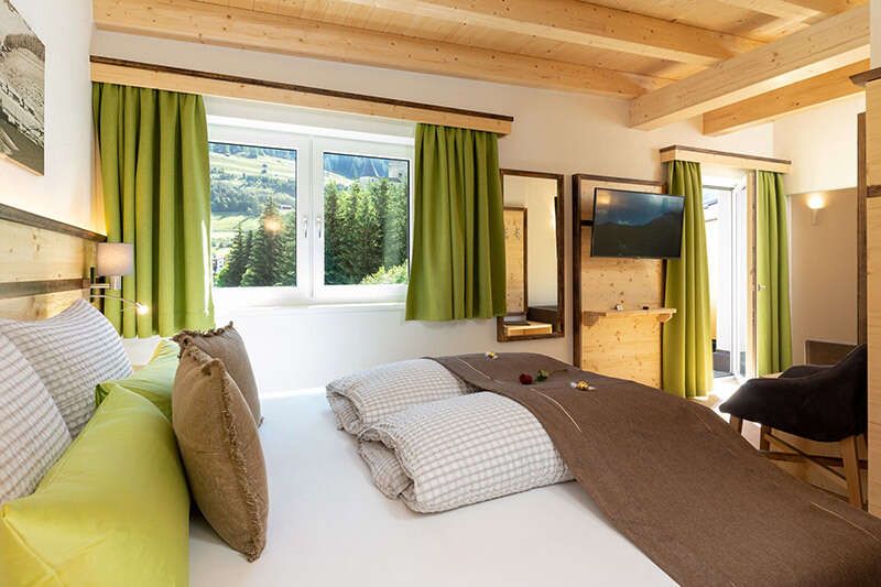 Doppelzimmer mit Panoramablick im Das Schlossberg Hotel in Tirol