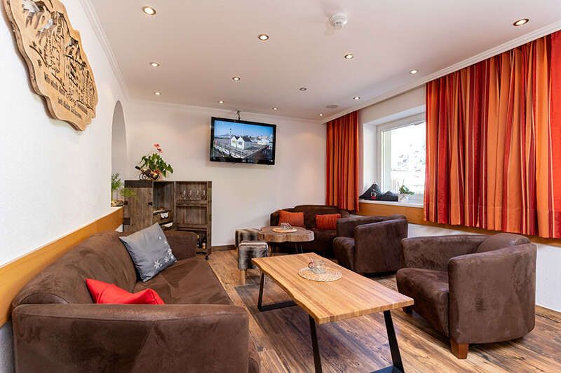 Loungebereich mit Fernseher im Hotel Schlossberg