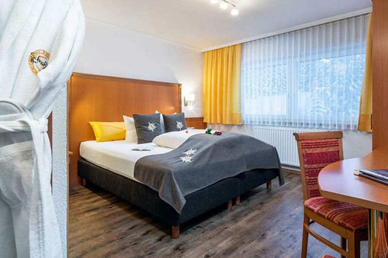 Doppelzimmer im Hotel Das Schlossberg im Tiroler Oberland