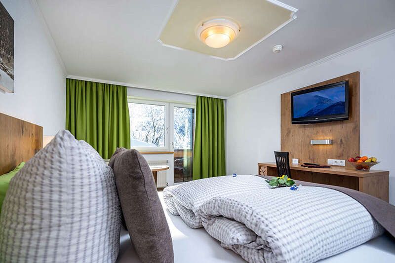 Doppelbett im Familienzimmer im Hotel Schlossberg in Tirol