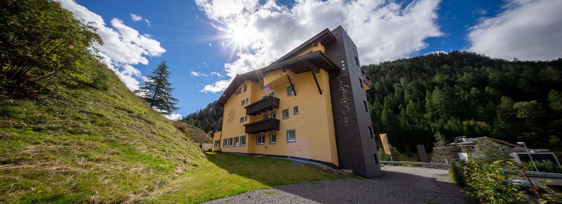 Rückseite der Hausansicht vom Hotel Das Schlossberg Nauders