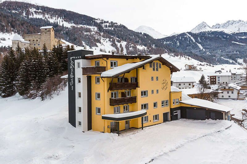 Das Schlossberg Hotel mit Ausblick auf den Naudersberg im Winter
