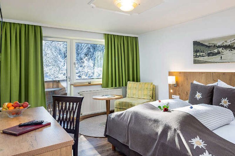 Zimmer 15 mit Balkon im Hotel Das Schlossberg in Tirol